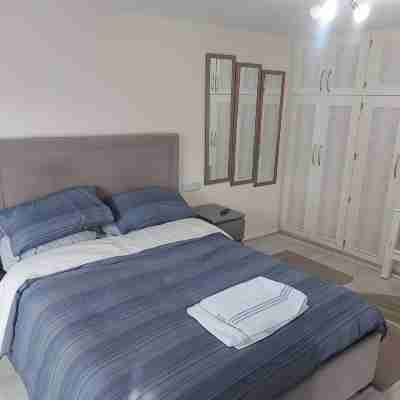 Lovely & Beautiful 2 Bed-Apartment in Borehamwood Rooms