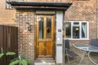 Secret Garden House with Free Parking by My Getaways Hotels near Christ's Hospital Chapel