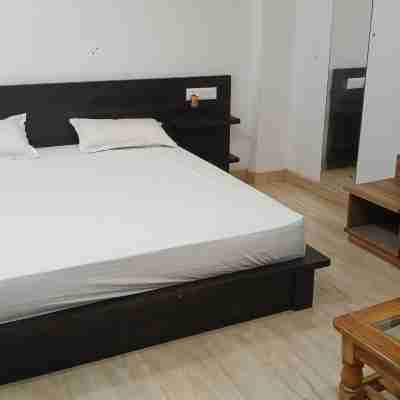 Avini's Garden & Hotel By GRB Rooms