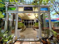 At Home Hotel a Krathum Baen