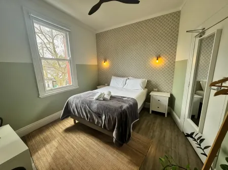 Native Rose Hotel Отели рядом с достопримечательностью «Кларкс Пойнт Резерв»