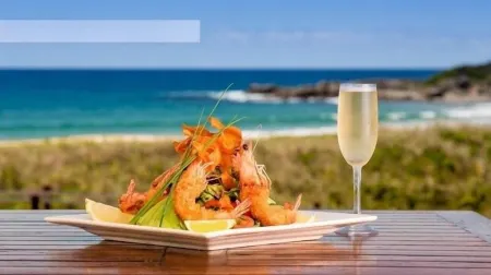 450m to Beach, Shops, Cafes, Restaurants + WIFI/Netflix Отели в г. Кофс-Харбор