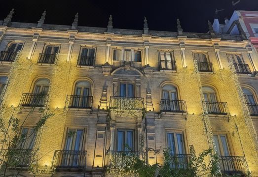 아키타니아 홈 스위트의 편안한 거실 공간