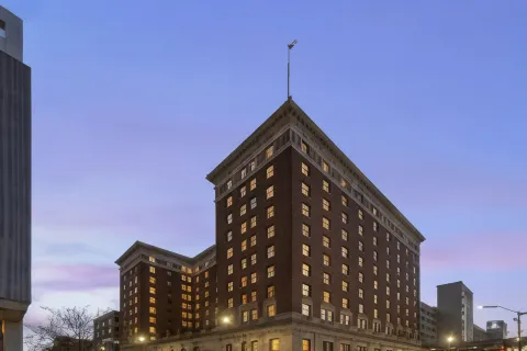 Hotel Fort des Moines, Curio Collection by Hilton