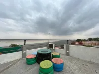 Hotel Shannti Inn with Ganges View - parking