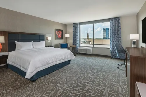 Hampton Inn & Suites Fort Wayne Downtown - parking