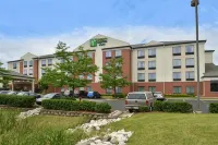 Holiday Inn Express & Suites Milwaukee-New Berlin Hotels in Franklin