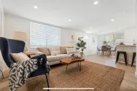 Charming 2-bedroom house in delightful Solana Beach with AC, WiFi.