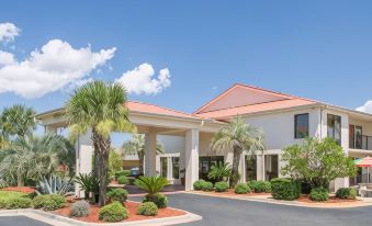 Days Inn & Suites by Wyndham Navarre - Near Beaches/Hurlburt