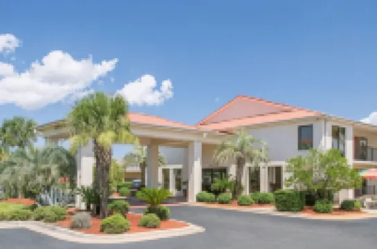 納瓦拉 - 海灘/哈爾伯特附近温德姆戴斯套房酒店 納瓦拉酒店