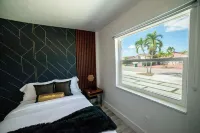 6BR Fun Oasis w/ Jacuzzi, BBQ & Retro Game Room