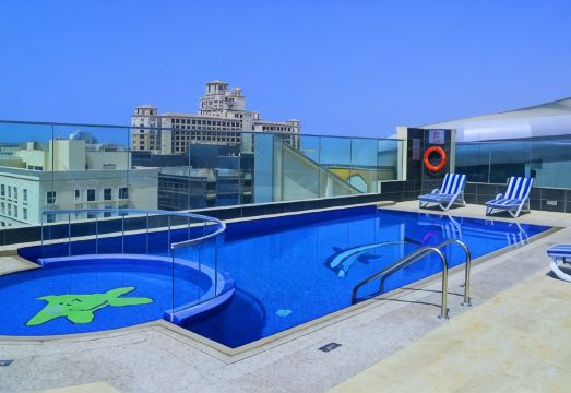 튤립 알 바르샤 호텔 아파트먼트의 넓은 거실 이미지