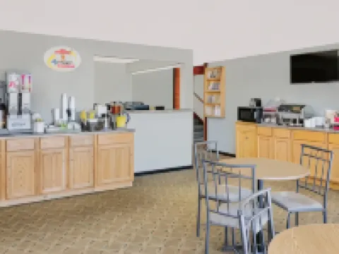 Super 8 by Wyndham Macomb Hotels in Macomb