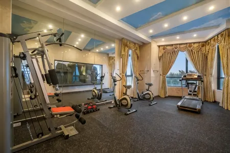 V-Hotel Da Nang Beach Отели рядом с достопримечательностью «Dong A University»