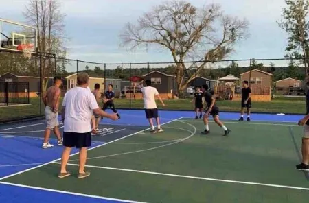 Beautiful 3 Bedrooms Getaway On Niagara on the Lake perfect for 4 adults + kids Отели рядом с достопримечательностью «Сентенниал Лилак Гарден»