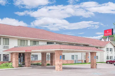 Ramada by Wyndham Hancock Waterfront Отели в г. Ханкок