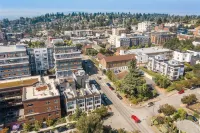 Sophari | WestSeattle Junction| Rooftop&TurfedYard - บังกะโล