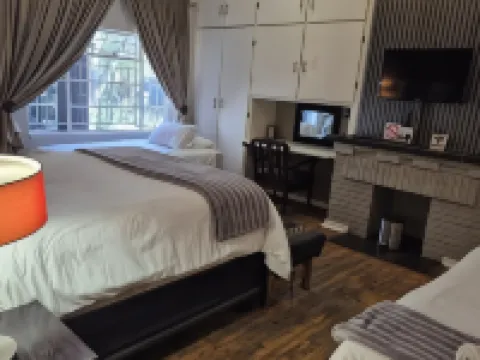 44 on Ennis Guest Lodge and Restaurant - Hotels in Ermelo