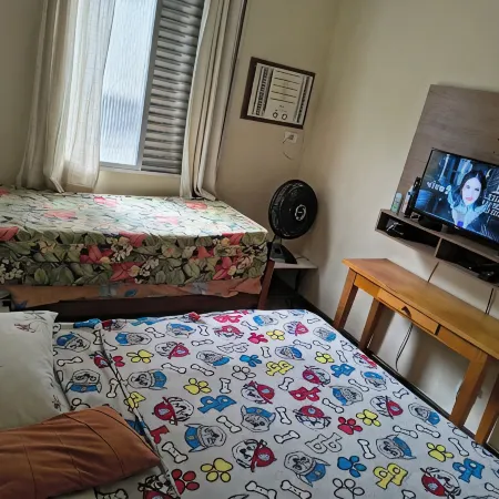 Next to the sea with air conditioning and Wi-Fi Enseada Guarujá(Tortuga)shops on the doorstep!Secure