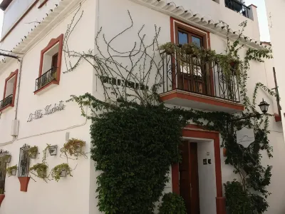 La Villa Marbella Hoteles cerca de Clínica Ochoa