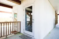 Boma Beach House: Balconies, Seas & Great Company!