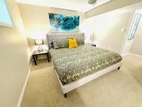 Riverside 4 bdrm w 2 KING beds • 10min DT • Sleeps 8! - บังกะโล