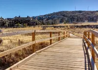 Summer by the Lake! Beautiful Swimming Pool, Patio Hot Tub Firetable BBQ Nature Trails Hiking Biking