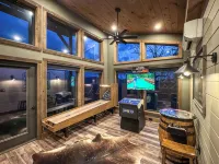 Newly Renovated! Romantic / Views / Indoor Heated Saltwater Pool / Massage Chair