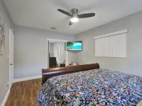 Charming 3-bedroom house with WiFi, AC in fantastic Miami Hotels in Golden Glades