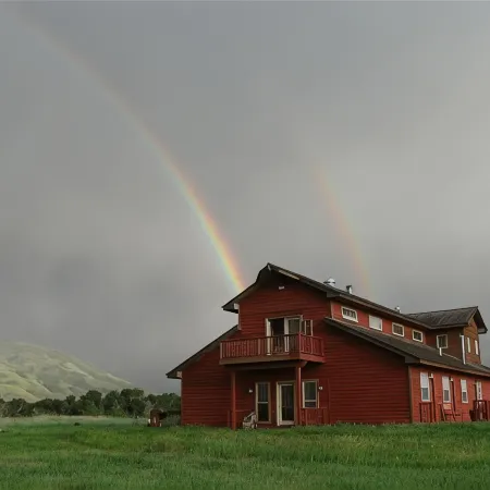 Beautiful Lodge on the Yellowstone River!