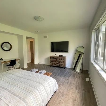 Spacious 3 Bdrm Retreat | Muskoka Room & Fireplace