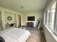 Spacious 3 Bdrm Retreat | Muskoka Room & Fireplace - Homestays