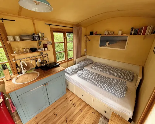 Beautiful Circus Wagon in a Secluded Location Hotels in Rosche
