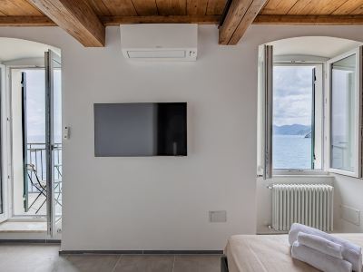 Eldorado: Romantic Seafront Getaway