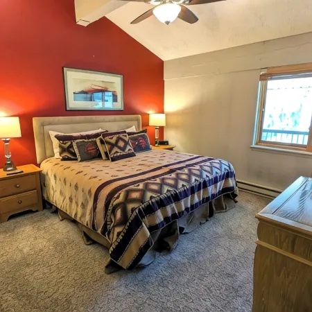 Remodeled Condo w/ FREE WiFi, Parking, Heated Pool, Hot Tubs, Skier Shuttles
