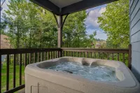 Stylish New 5BR/4BA Cabin Steps from Dollywood