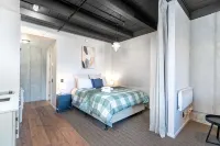Cozy Studio - Private Balcony, Bath and Tub Hotels in 