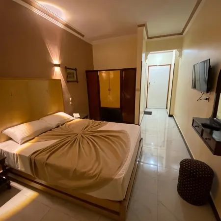 Shady Hotel Luxor
