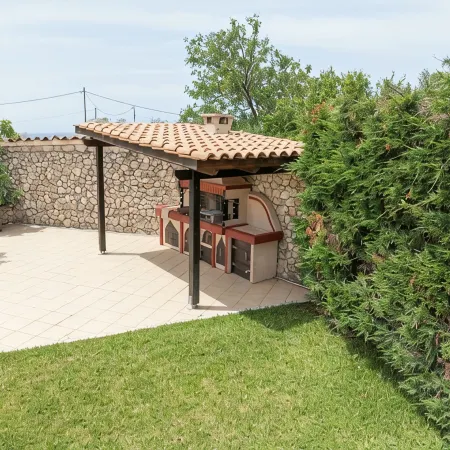 Avithos Beach 2 Mins. Private Pool & Garden. Airport 10 Minutes.