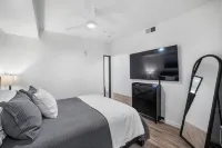 Luxe Loft In Heart Of Downtown - Condos