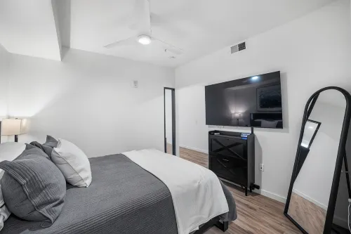 Luxe Loft In Heart Of Downtown - Condos