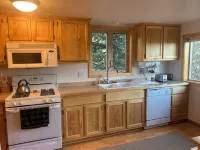 1 bed, 1 bath, breakfast included, full kitchen, washer/dryer, and rental car. - Bữa sáng