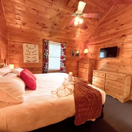 American Decor in Summer!! Family Getaway, BBQ, Game Room, Seasonal Pool