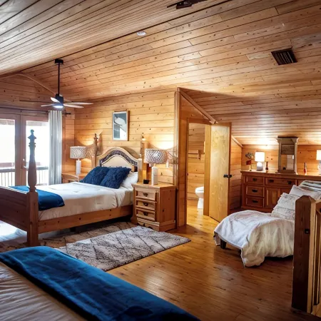 Peaceful Farm Cabin Getaway, 2BR w/ WiFi, AC & Sunrise Views
