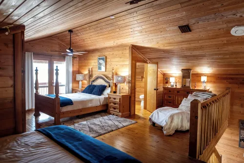 Peaceful Farm Cabin Getaway, 2BR w/ WiFi, AC & Sunrise Views