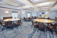 Holiday Inn Express & Suites MILWAUKEE NW – PARK PLACE by IHG