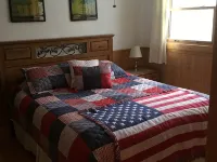 The Cardinal log cabin. Wrap around deck, firepit. Next to Pipestem resort park. Hotels in Bluestone River