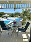 NEW! Saltwater Serenity - Poolside & Walk to Beach - Familien