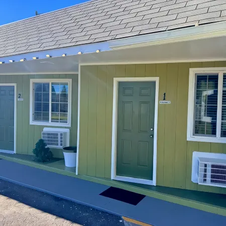 Chalet Motel - Affordable Stay in Central Bend