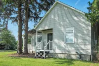 Backyard Bungalow • 2BR Near BTV + Fenced Yard - Homestays